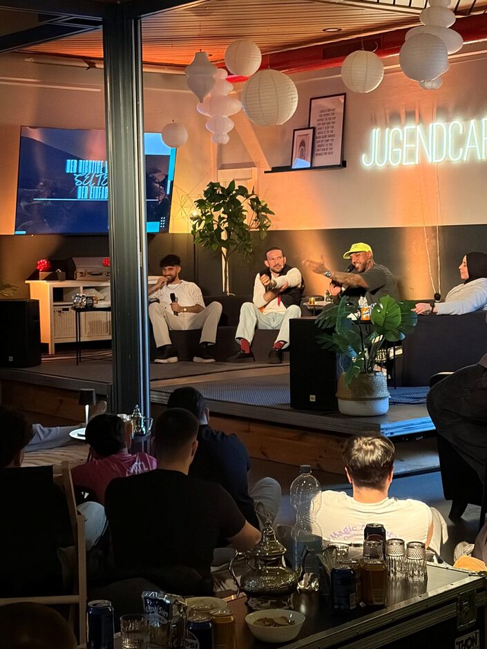 Gespräch auf Bühne