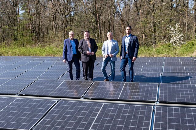 V.l.n.r. Stadtwerke-Geschäftsführer Kirk Reineke, Erster Stadtrat Stefan Schmitt, Uwe Hildebrandt (Geschäftsführer der Stadtwerke-Netzdienste Dreieich und Neu-Isenburg) und Christoph Pfaff (Abteilungsleiter Gas, Wasser und Fernwärme, Stadtwerke Netzdienste Dreieich und Neu-Isenburg) freuen sich über die Umsetzung der PV-Anlage am Wasserwerk Neu-Isenburg.