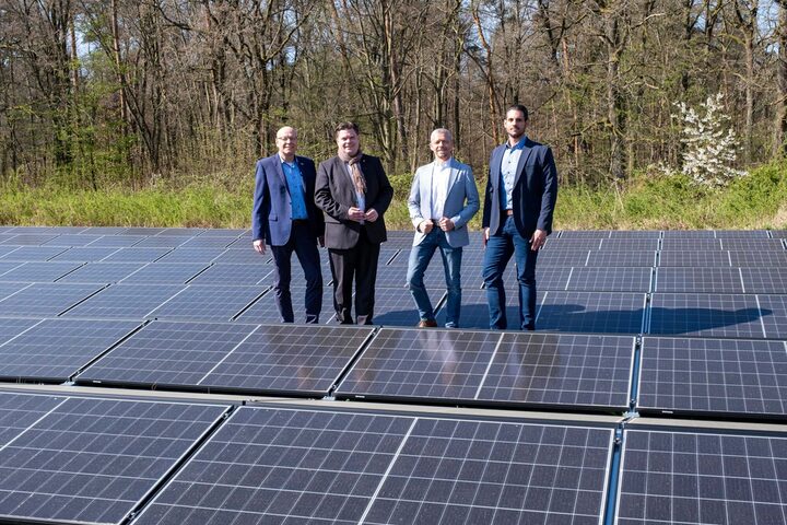 V.l.n.r. Stadtwerke-Geschäftsführer Kirk Reineke, Erster Stadtrat Stefan Schmitt, Uwe Hildebrandt (Geschäftsführer der Stadtwerke-Netzdienste Dreieich und Neu-Isenburg) und Christoph Pfaff (Abteilungsleiter Gas, Wasser und Fernwärme, Stadtwerke Netzdienste Dreieich und Neu-Isenburg) freuen sich über die Umsetzung der PV-Anlage am Wasserwerk Neu-Isenburg.