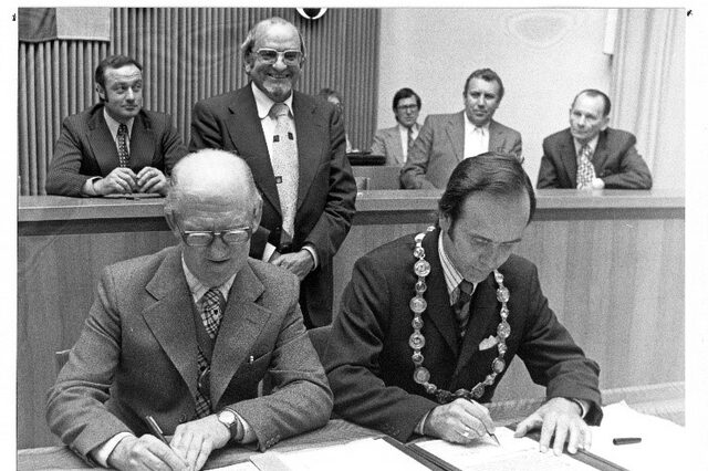 Unterschrift der Verschwisterungsdokumente, 2. Mai 1975 Vlnr: Vorsitzender Dacorum-Council Jack Johnsen(l), Bürgermeister Neu-Isenburg Frey, stehend  Stadtverordnetenvorsteher Karl-Heinz Schäfer