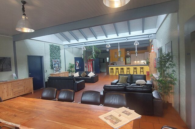Blick in das Jugendzentrum Gravenbruch mit der Theke im Hintergrund