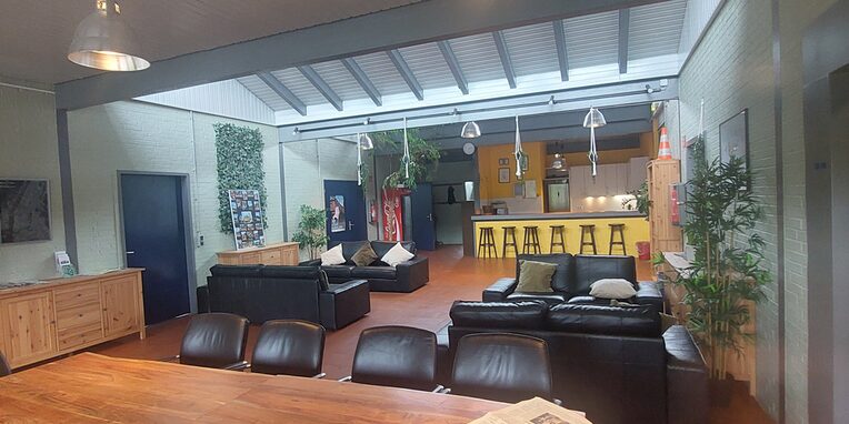 Blick in das Jugendzentrum Gravenbruch mit der Theke im Hintergrund