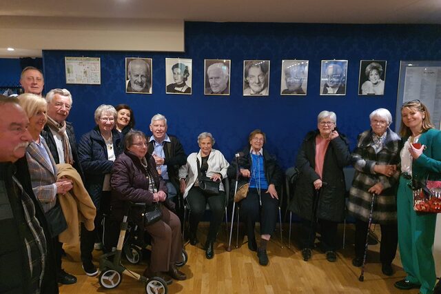 Die Bewohnerinnen der Seniorenwohnanlage Pappelweg und anderer Senioreneinrichtungen beim Theaterbesuch in der Komödie in Frankfurt am 24. März