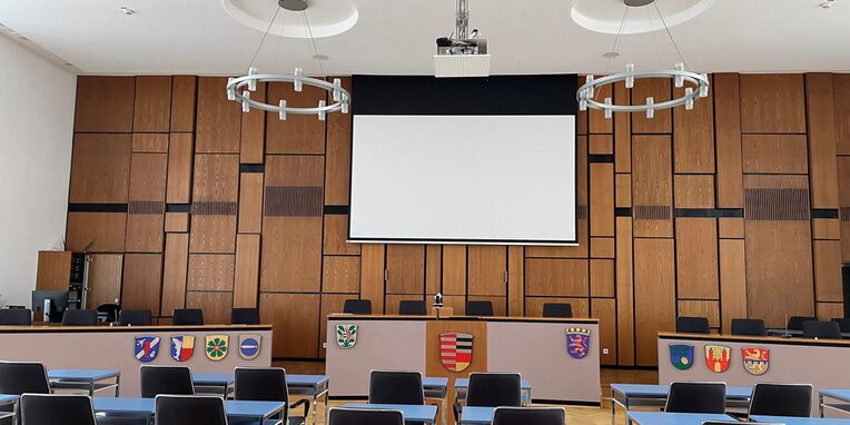 Blick in den Plenarsaal im Rathaus der Stadt Neu-Isenburg