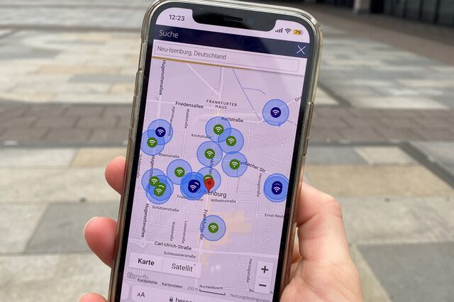 Auf einem Handy ist ein Ausschnitt der verfügbaren WLAN-Hotspots zu erkennen