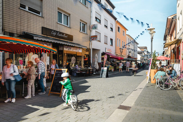 Fußgängerzone mit Menschen