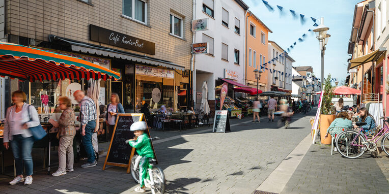 Fußgängerzone mit Menschen