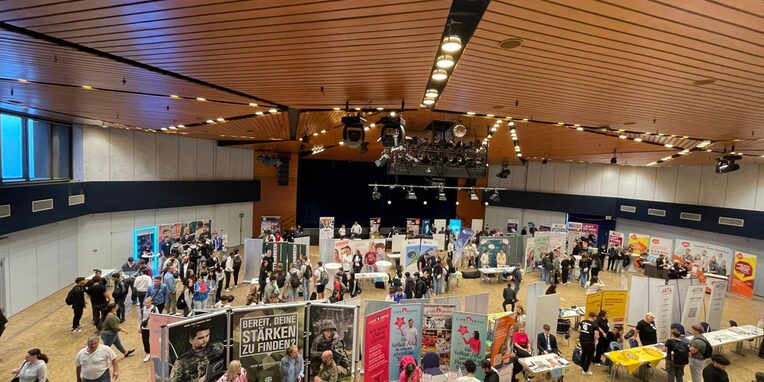 Berufsinfobörse 2025 in der Hugenottenhalle