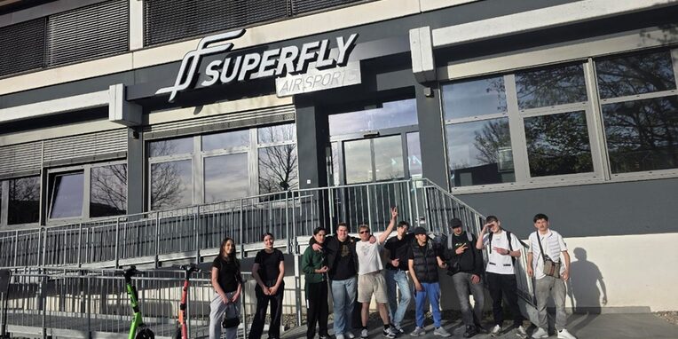 Die Teilnehmer des Ausflugs in Deutschlands größten Trampolinpark „Superfly“ in Frankfurt am Main