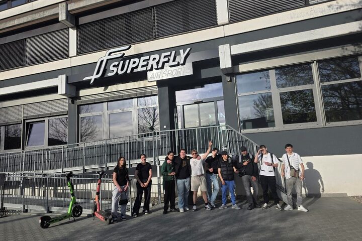 Die Teilnehmer des Ausflugs in Deutschlands größten Trampolinpark „Superfly“ in Frankfurt am Main