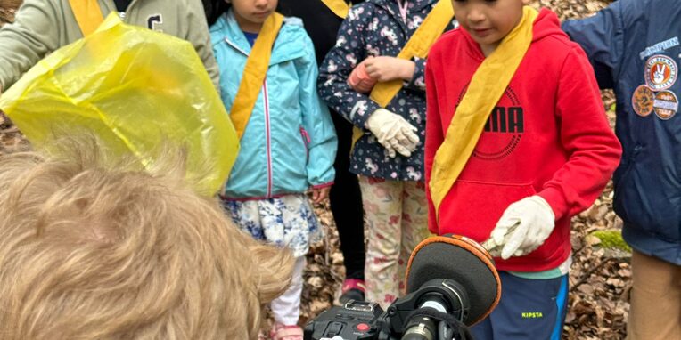 Kinder im Wald