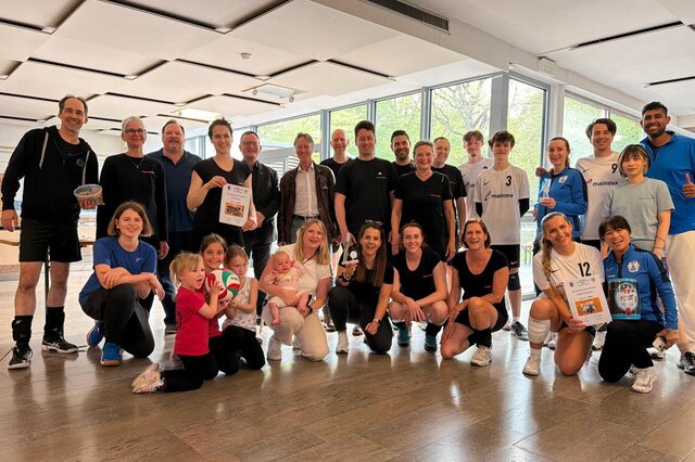 Die Volleyfische mit Christian Beck(Dezernent für Sport), Bürgermeister Dirk Gene Hagelstein und Eddi Fischer (Ortsvorsteher Gravenbruch)