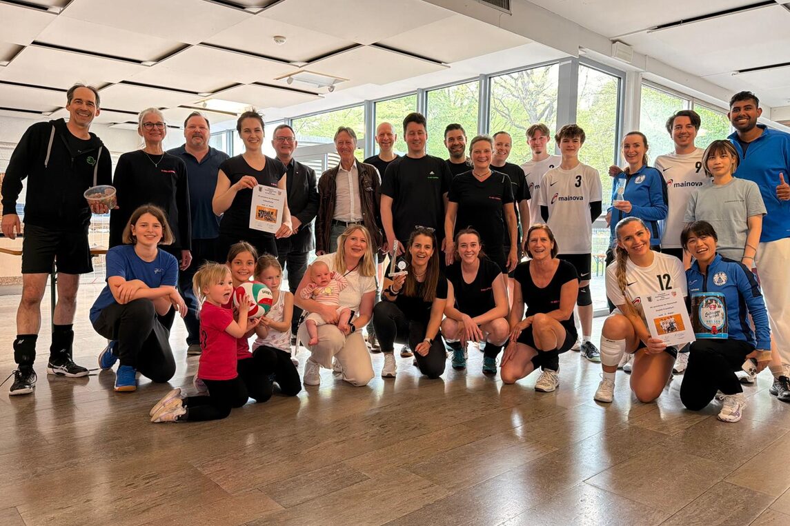 Die Volleyfische mit Christian Beck(Dezernent für Sport), Bürgermeister Dirk Gene Hagelstein und Eddi Fischer (Ortsvorsteher Gravenbruch)