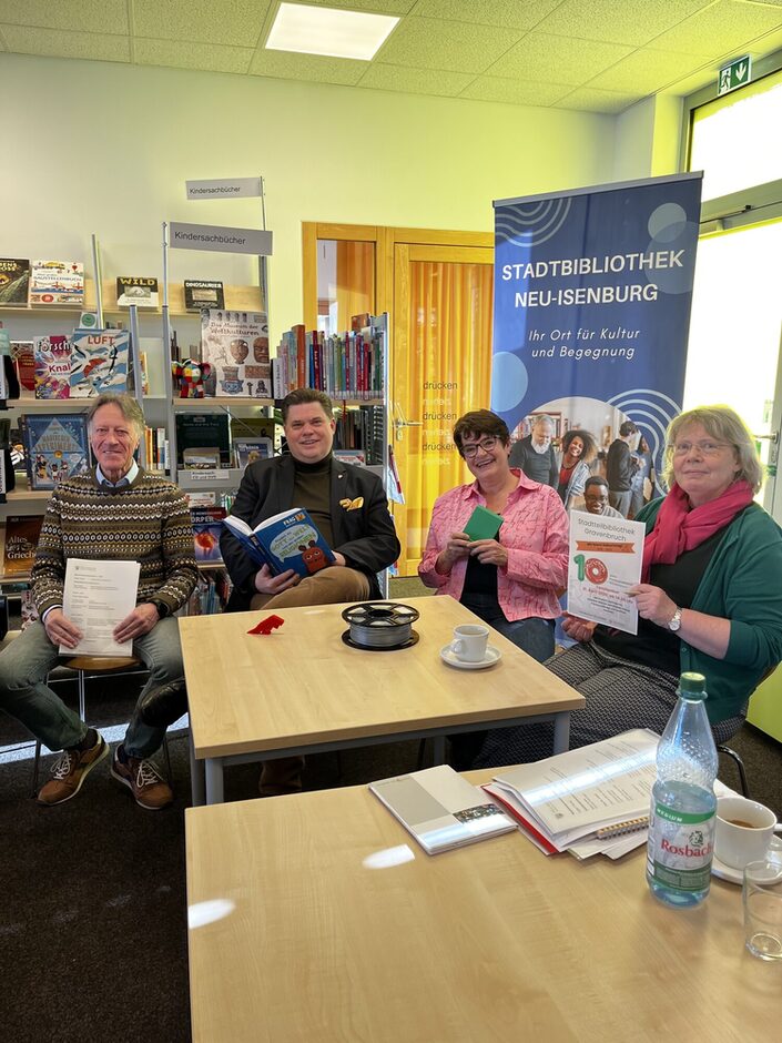 vlnr: Edgar Fischer (Ortsvorsteher Gravenbruch), Erster Stadtrat Stefan Schmitt, Katja Harjes (Stellvertretende Fachbereichsleitung), Daniela Nerdinger (Leiterin Stadtbibliothek Gravenbruch)