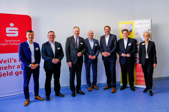 Darjan Condric, Gruppenleiter Key-Account-Management, Bürgermeister Dirk Gene Hagelstein, Landrat Oliver Quilling, Kirk Reineke, Geschäftsführer Stadtwerke Neu-Isenburg, Wolfgang Zolper, Vorstandsmitglied Sparkasse Langen-Seligenstadt, Erster Stadtrat Stefan Schmitt und Andrea Quilling, Wirtschaftsförderung Stadt Neu-Isenburg