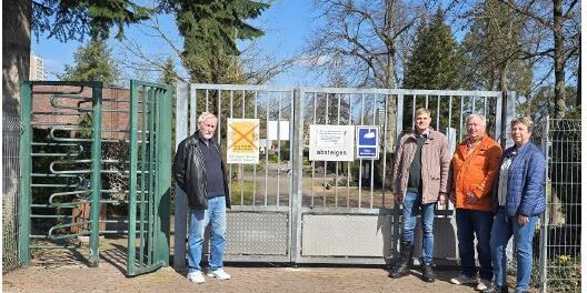 Auf dem Bild sind der Vorstand des Friedhofzweckverbandes von dem hinteren Eingang von der Straße Buchenbusch zu sehen
