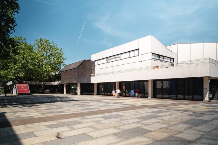 Blick vom Rosenauplatz auf die Hugenottenhalle