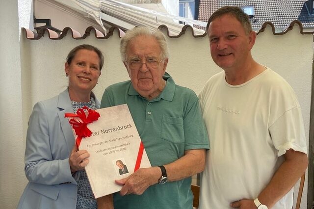 vlrnr: Stadtverordnetenvorsteherin Christine Wagner, Jubilar Walter Norrenbrock und Bürgermeister Dirk Gene Hagelstein
