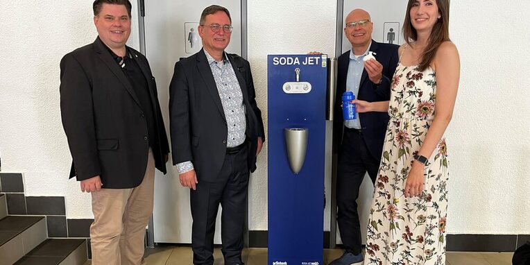vlnr Erster STadtrat Stefan Schmitt, Bürgermeister Dirk Gene Hagelstein, Kirk Reineke und Jasmin Wiebold