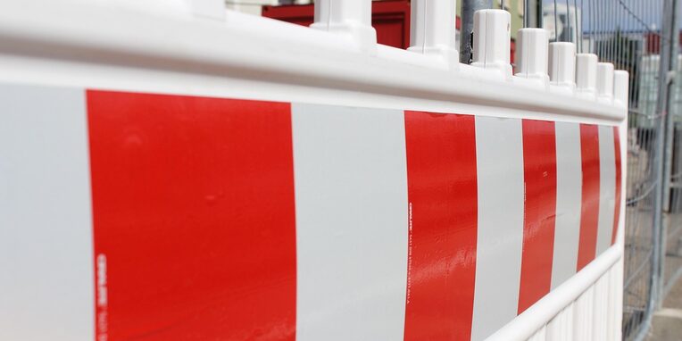 rotweiße Barke als Abgrenzung einer Straßensperrung