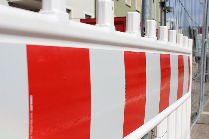 rotweiße Barke als Abgrenzung einer Straßensperrung
