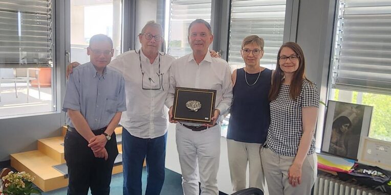 v. l. Andreas Greim (Stadtarchiv), Ami Gilad, Bürgermeister Dirk Gene Hagelstein, Dr. Heidi Fogel, Anna Held (Bertha-Pappenheim-Haus) mit Gastgeschenk