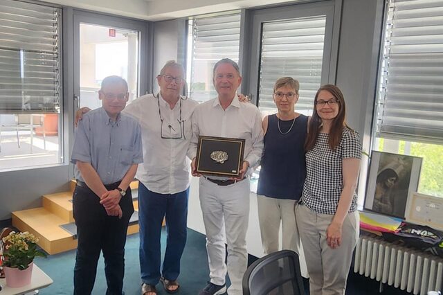 v. l. Andreas Greim (Stadtarchiv), Ami Gilad, Bürgermeister Dirk Gene Hagelstein, Dr. Heidi Fogel, Anna Held (Bertha-Pappenheim-Haus) mit Gastgeschenk