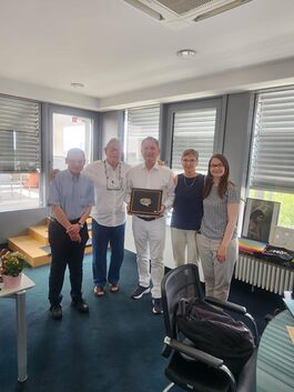 v. l. Andreas Greim (Stadtarchiv), Ami Gilad, Bürgermeister Dirk Gene Hagelstein, Dr. Heidi Fogel, Anna Held (Bertha-Pappenheim-Haus) mit Gastgeschenk