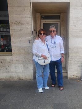 Ami und Dorit Gilad in der Frankfurter Straße 19 mit den vier Stolpersteinen der Familie Gold-mann