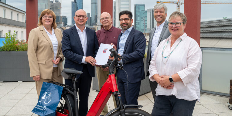 Von links: Claudia Jäger (Verbandsdirektorin, Regionalverband FrankfurtRheinMain), Rouven Kötter (Erster Beigeordneter Regionalverband), Dirk Wölfing (Stadtrat, Dezernent für Klimaschutz und Energiewende, Neu-Isenburg), Kaweh Mansoori (Hessischer Minister für Wirtschaft, Energie, Verkehr, Wohnen und ländlichen Raum), Heiko Nickel (Leiter Strategische Verkehrsplanung im Mobilitätsdezernat, Frankfurt am Main), Brit Scherer (Projektleitung FRM9, Regionalverband)