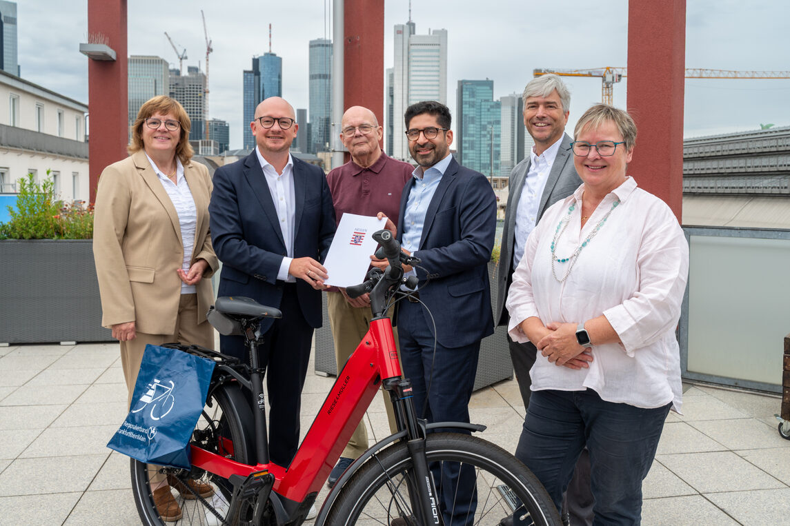 Von links: Claudia Jäger (Verbandsdirektorin, Regionalverband FrankfurtRheinMain), Rouven Kötter (Erster Beigeordneter Regionalverband), Dirk Wölfing (Stadtrat, Dezernent für Klimaschutz und Energiewende, Neu-Isenburg), Kaweh Mansoori (Hessischer Minister für Wirtschaft, Energie, Verkehr, Wohnen und ländlichen Raum), Heiko Nickel (Leiter Strategische Verkehrsplanung im Mobilitätsdezernat, Frankfurt am Main), Brit Scherer (Projektleitung FRM9, Regionalverband)