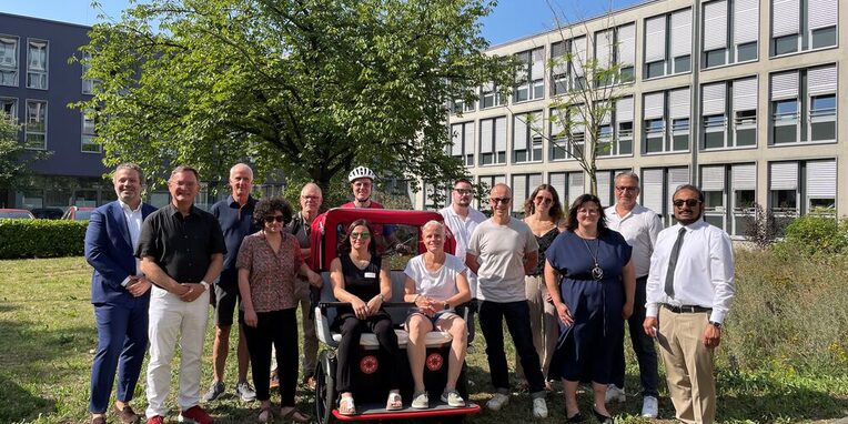 Gruppenfoto vor der Rikscha vor dem Rathaus