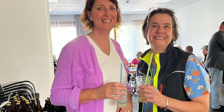 Heike Koeble und Iris Heß freuen sich über die große Beteiligung am Sommerfest
