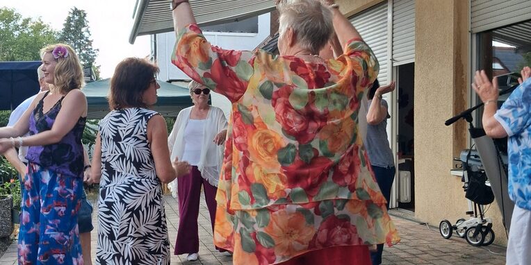 Bewohnerinnen beim Sommerfest beim Tanzen