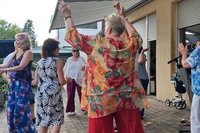 Bewohnerinnen beim Sommerfest beim Tanzen