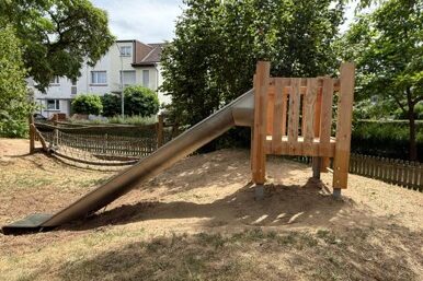 Rutschenturm auf dem Kinderspielplatz in der Jean-Philip-Anlage