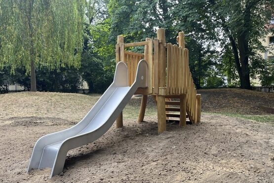 Neue Rutsche auf dem Kinderspielplatz auf dem Wilhelmsplatz
