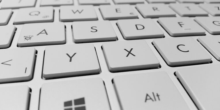 Eine weiße PC Tastatur