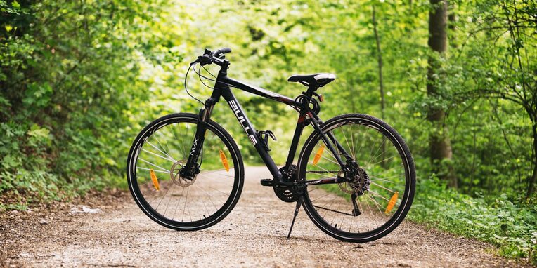 Ein Herrenfahrrad steht auf einer Lichtung im Wald