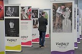Ausstellungsinhalt der Ausstellung "VielfALT" in der Stadtbibliothek Neu-Isenburg