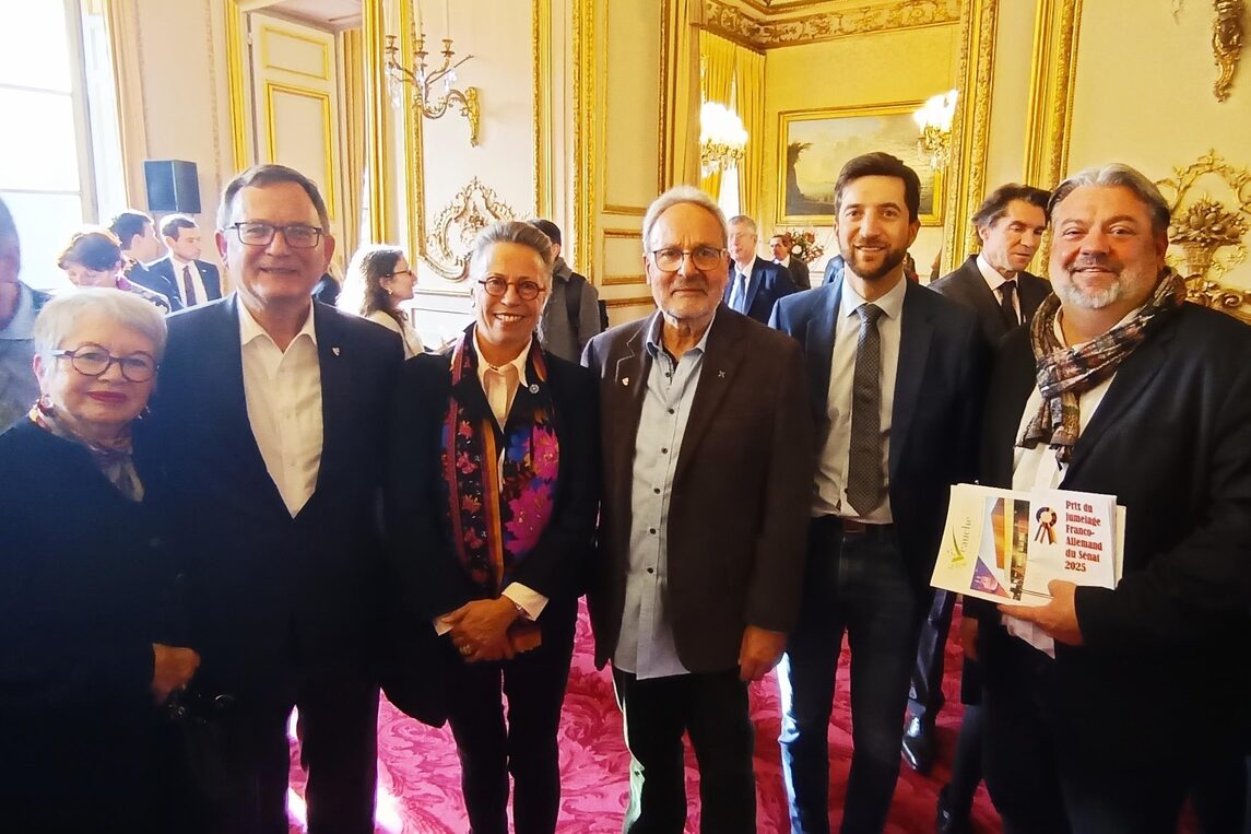 vlnr: Arlette Manevy (Vize Präsidentin Städtepartnerschaftsverein Veauche),  Bürgermeister Dirk Gene Hagelstein, Sabine Thillaye, (Abgeordnete des Departements Indre-et-Loire, Vizepräsidentin des Ausschusses für nationale Verteidigung und Streitkräfte und Vorsitzende der deutsch-französischen Freundschaftsgruppe der Nationalversammlung), Günther Marx (Vorsitzender Förderverein Städtepartnerschaften und Europäische Begegnungen Neu-Isenburg e.V.), Benjamin Kurc (Leiter des Deutsch-Französischen Bürgerfonds und ehemaliger Direktor des Institut Français in Sachsen-Anhalt), Florent Tissot (Präsident Städtepartnerschaftsverein Veauche)