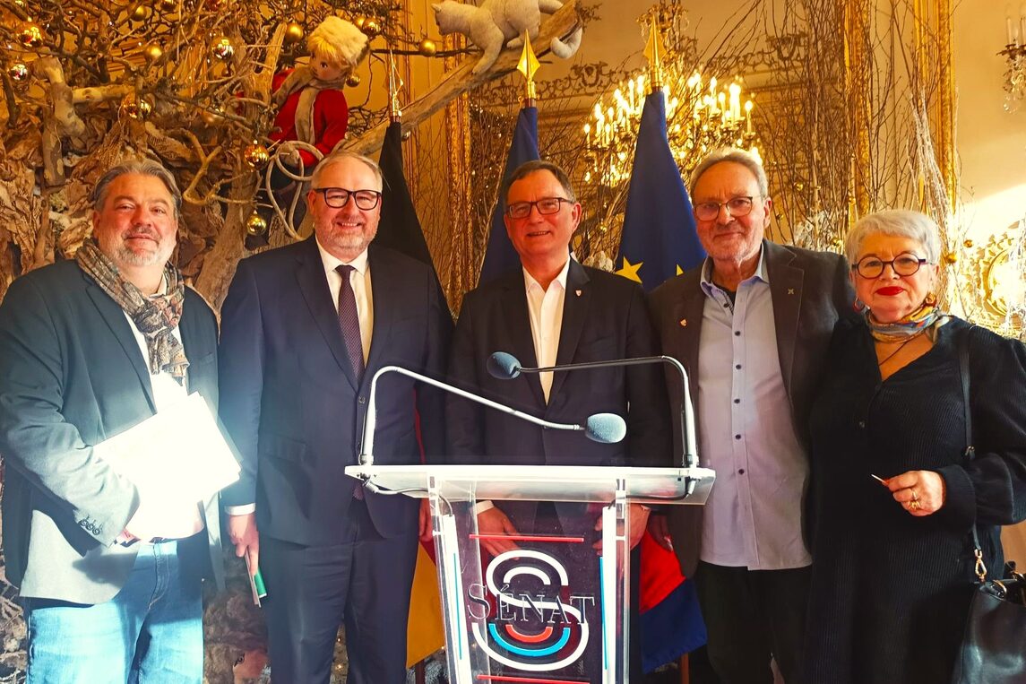 vlnr: Florent Tissot (Präsident Städtepartnerschaftsverein Veauche), Ronan Le Gleut (Senator als Vertreter der außerhalb Frankreichs lebenden Franzosen,  Vizepräsident des Ausschusses für europäische Angelegenheiten und Vorsitzender der interparlamentarischen Freundschaftsgruppe Frankreich-Deutschland des Senats), Bürgermeister Dirk Gene Hagelstein, Günther Marx (Vorsitzender Förderverein Städtepartnerschaften und Europäische Begegnungen Neu-Isenburg e.V.), Arlette Manevy (Vize Präsidentin Städtepartnerschaftsverein Veauche)