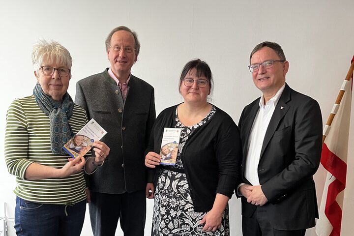 Vlnr. Ursula Döbert, Fachbereich Soziales, Henrik Böhmert, Vorstand Stiftung Altenhilfe und Past-Präsident Lions Club Neu-Isenburg, Dr. Stefanie Riedl, Präsidentin Lions Club Neu-Isenburg, Bürgermeister Dirk Gene Hagelstein.