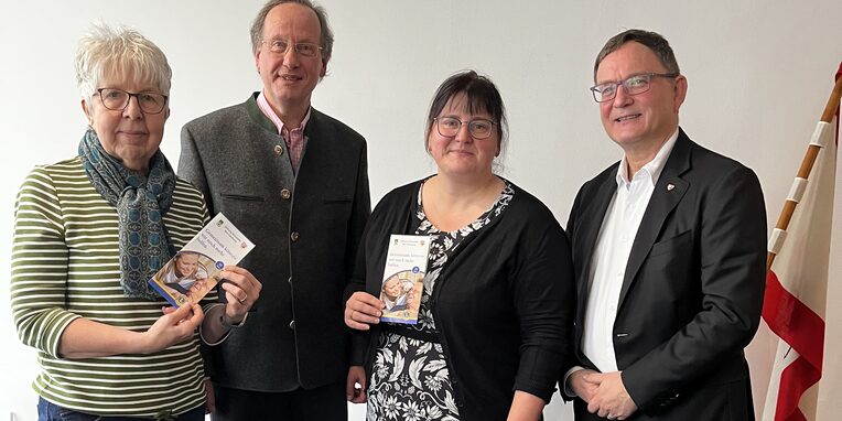 Vlnr. Ursula Döbert, Fachbereich Soziales, Henrik Böhmert, Vorstand Stiftung Altenhilfe und Past-Präsident Lions Club Neu-Isenburg, Dr. Stefanie Riedl, Präsidentin Lions Club Neu-Isenburg, Bürgermeister Dirk Gene Hagelstein.