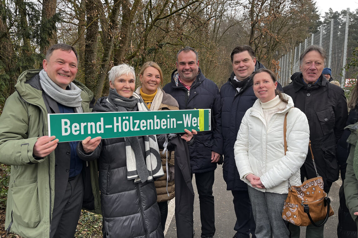 Vlnr: Bürgermeister Dirk Gene Hagelstein, JuttaHölzenbein, Sabrina Wagner, Sascha Hölzenbein, ErsterStadtrat Stefan Schmitt, StadtverordnetenvorsteherinChristine Wagner, Ortsvorsteher Gravenbruch EdgarFischer