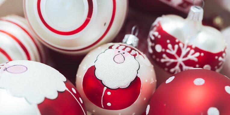 Rotweiße Weihnachtskugeln