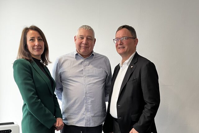 vlnr. Dzenana Sabic, Abteilungsleiterin Digitalisierung, Organisation und IT, Thomas Peters, Fachbereichsleiter Organisation, Personal, Zentrale Dienste, Bürgermeister Dirk Gene Hagelstein