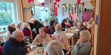 Ein stimmungsvoller Nachmittag voller Musik und Gemeinschaft bei der Weihnachtsfeier in der Seniorenwohnanlage Pappelweg