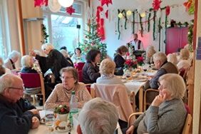 Ein stimmungsvoller Nachmittag voller Musik und Gemeinschaft bei der Weihnachtsfeier in der Seniorenwohnanlage Pappelweg