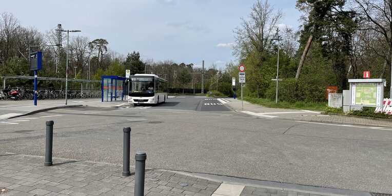 Bahnhof Neu-Isenburg Ostseite mit Blick auf den Wendehammer und parkendem Bus